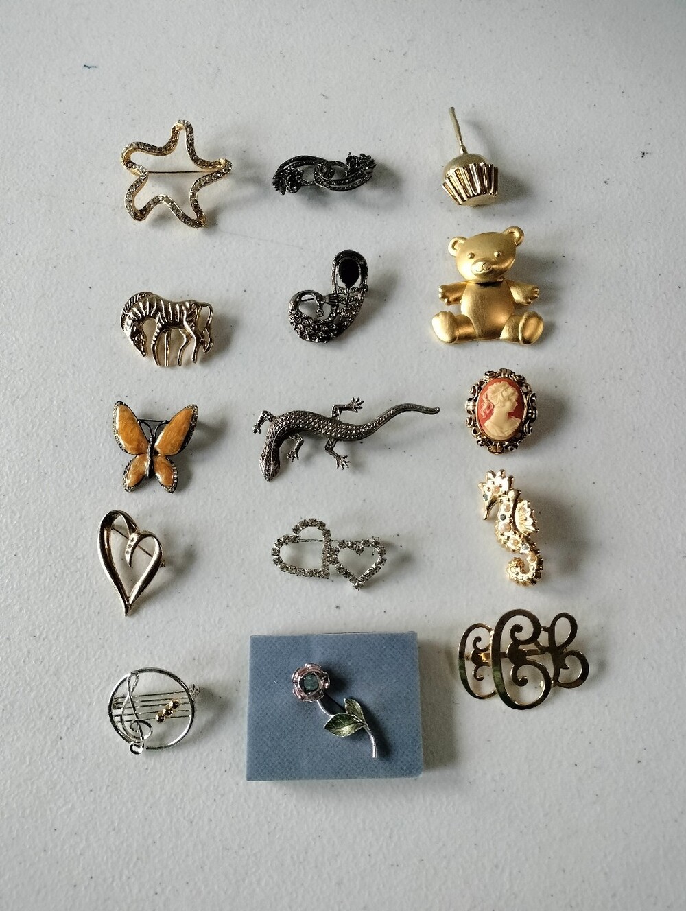 Assorted Mix Of 15 Vintage Brooches Broach Pins Gold Tone Silver Tone Artsy Y2K